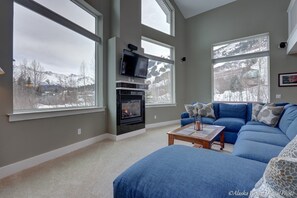 Living room w/gas fireplace