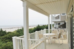 Multiple decks with 180+ degree views!