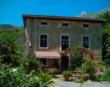 La Valleja. Casa rural para grupos con vistas a Los Picos de Europa