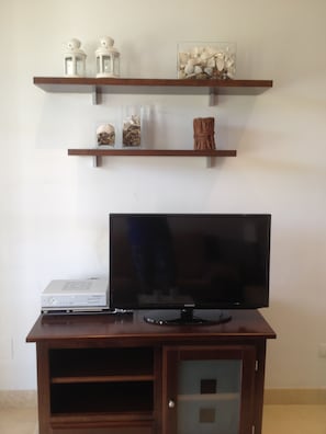 Flatscreen tv with digital tv and skybox
Wifi available