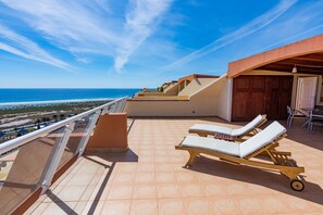 Terraza superior / Upstairs Terrace / Terrasse im Obergeschoss