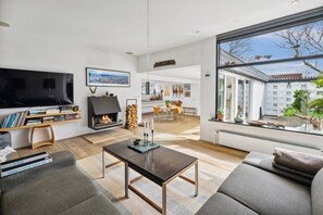 Cable TV and wood burning fireplace