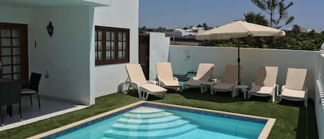 Pool and sun lounge area with 6 new loungers, cushions and shading parasol.