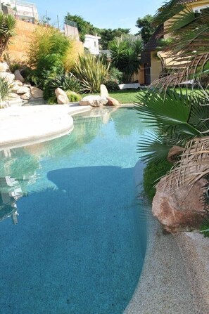 granite-effect pool