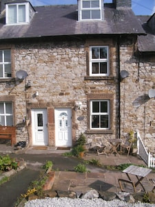 Bakewell  Stone Cottage/Sleeps 4/Log Burning Stove/Parking /2 Bathrooms/ WiFi