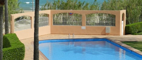 Piscine de la résidence. La plage est derrière le mur (portillon blanc)