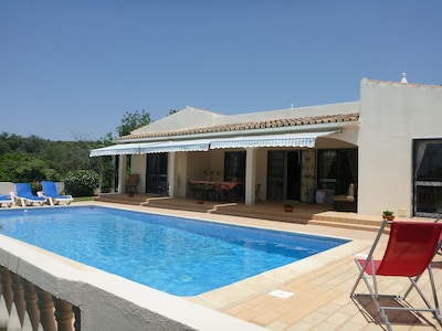 Encantadora villa con piscina privada e impresionantes vistas al campo.