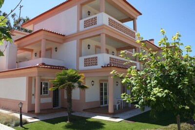Luxury ground floor apartment w/garden in Praia del Rey only from €600 a week