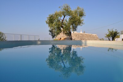 Trullo de lujo con WIFI, piscina privada y espectaculares vistas panorámicas al mar.