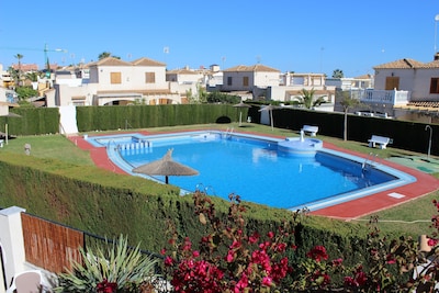 Encantadora casa orientada al sur. Cerca de la playa Junto a la piscina. Alto nivel y Wifi.