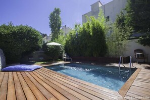 Piscine 3x5 mètres.
Deck en bois exotique.
Barrière de sécurité amovible.