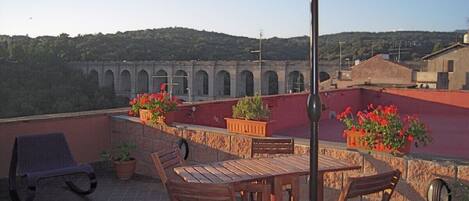 Terrazza con vista sul ponte Monumentale