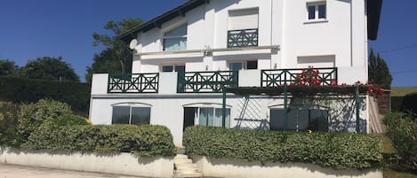 Coté piscine, grande terrasse au sud et jardin