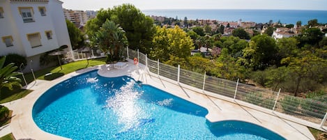 Piscina urbanización a 90m del apartamento.