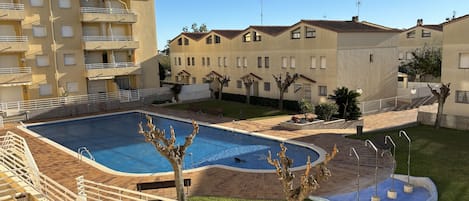 Piscina, vista desde la terraza del apartamento