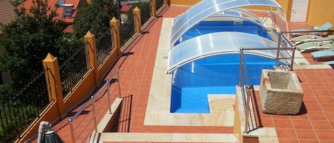 Vista de la piscina desde la terraza