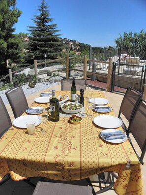 Fantastic table for al fresco meals