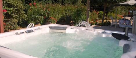 Outdoor spa tub