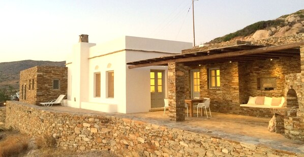 A unique villa, made out of local stone & according to traditional anchitecture!