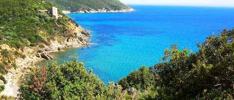 spiaggia Le Cannelle con torre sullo sfondo vista dalla strada panoramica