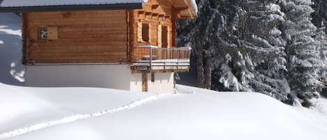 Arrivée vers le chalet en hiver.