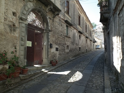  Comfortable B & B in Gerace, (see beautiful villages in Italy). Rooms at Casa Ferrari 