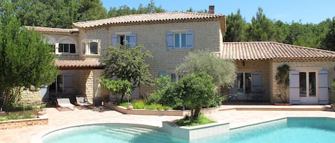 Piscine partagée avec 3 autres gîtes