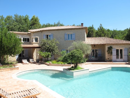 Piscine partagée avec 3 autres gßtes