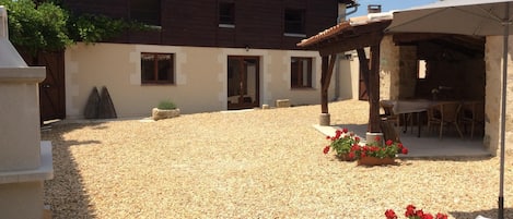 Stunning 4 bedroom property with private lake and pool.