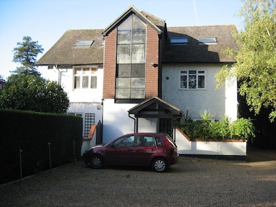 Self catering loft apartment in West Byfleet, Surrey, with off-street parking.