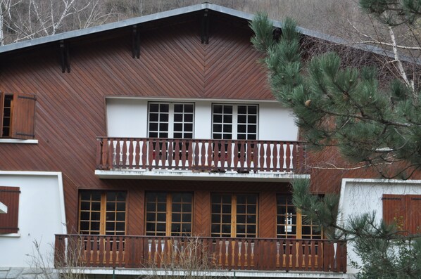 Chalet avec 3 appts: un  en haut de 140 m
 (présenté ici) et 2 en bas de 70 m2.