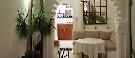 Planta Baja, Salón Cubierto con Montera