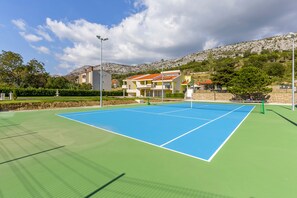 Harte Tennisplätze mit Rackets ausgestattet
