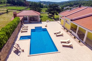 Villa Delmati mit privatem 60 qm Pool, Whirlpool, Sommerküche mit BBQ
