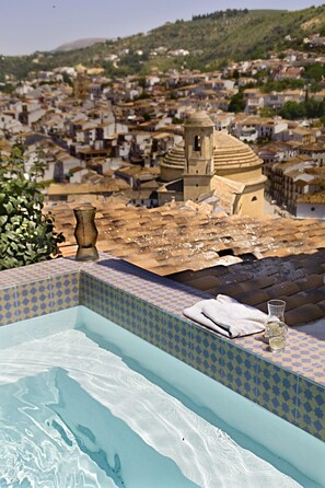 piscina y vistas de Montefrío