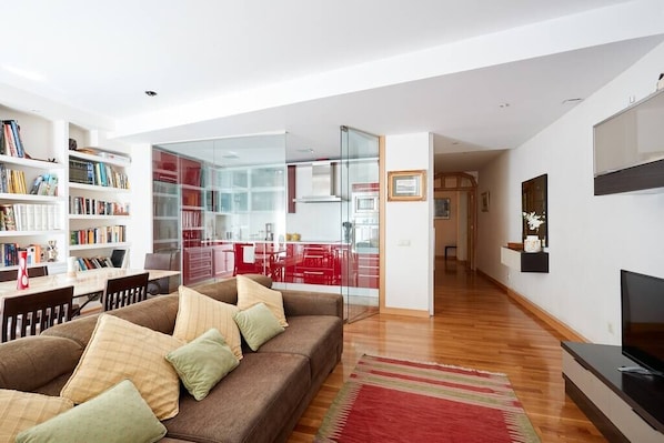 General view of the living room / dining room / kitchen