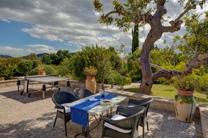 Terrasse mit kleinem Esstisch und Tischtennisplatte