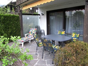 Große Terrasse mit Gartenmöbel und Liegestühlen