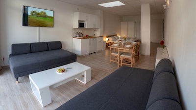 Apartamento en planta baja con aire acondicionado, terraza, estacionamiento directamente en frente de la puerta.