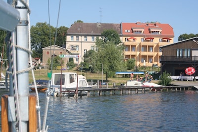 Apartment house on Grienericksee with lake view balcony