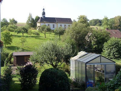 Ruhige Ferienwohnung mit Garten und Blick zur Wallfahrtskirche