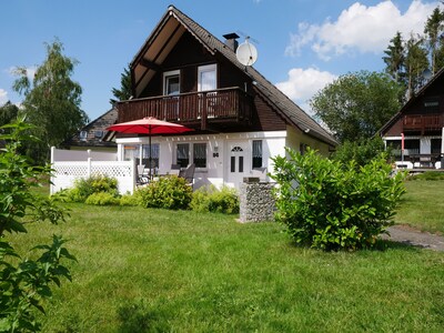 Casa de vacaciones en Silbersee con terraza orientada al sur, balcón y vista al bosque