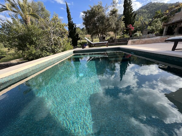 Pool mit Berg und Meerblick 