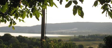 Aussicht auf den See vom Garten aus