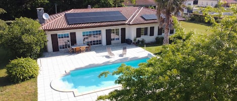 Maison Pinada vue du ciel
avec jardin et piscine