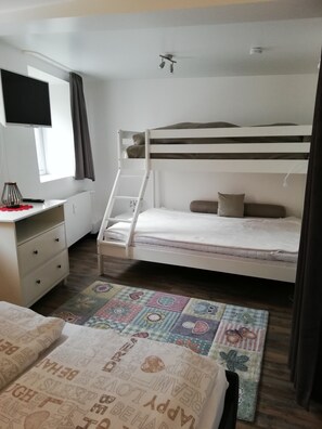 Familienschlafzimmer mit Boxspringbett 1,40 m und Etagenbett 