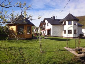 Gartenhausansicht mit Pavillon