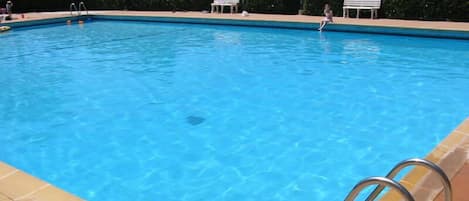 Piscine de la résidence avec vue sur la baie de Pramousquier