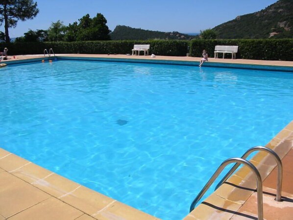 Piscine de la résidence avec vue sur la baie de Pramousquier