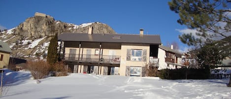 Maison du fond du jardin côté sud hiver